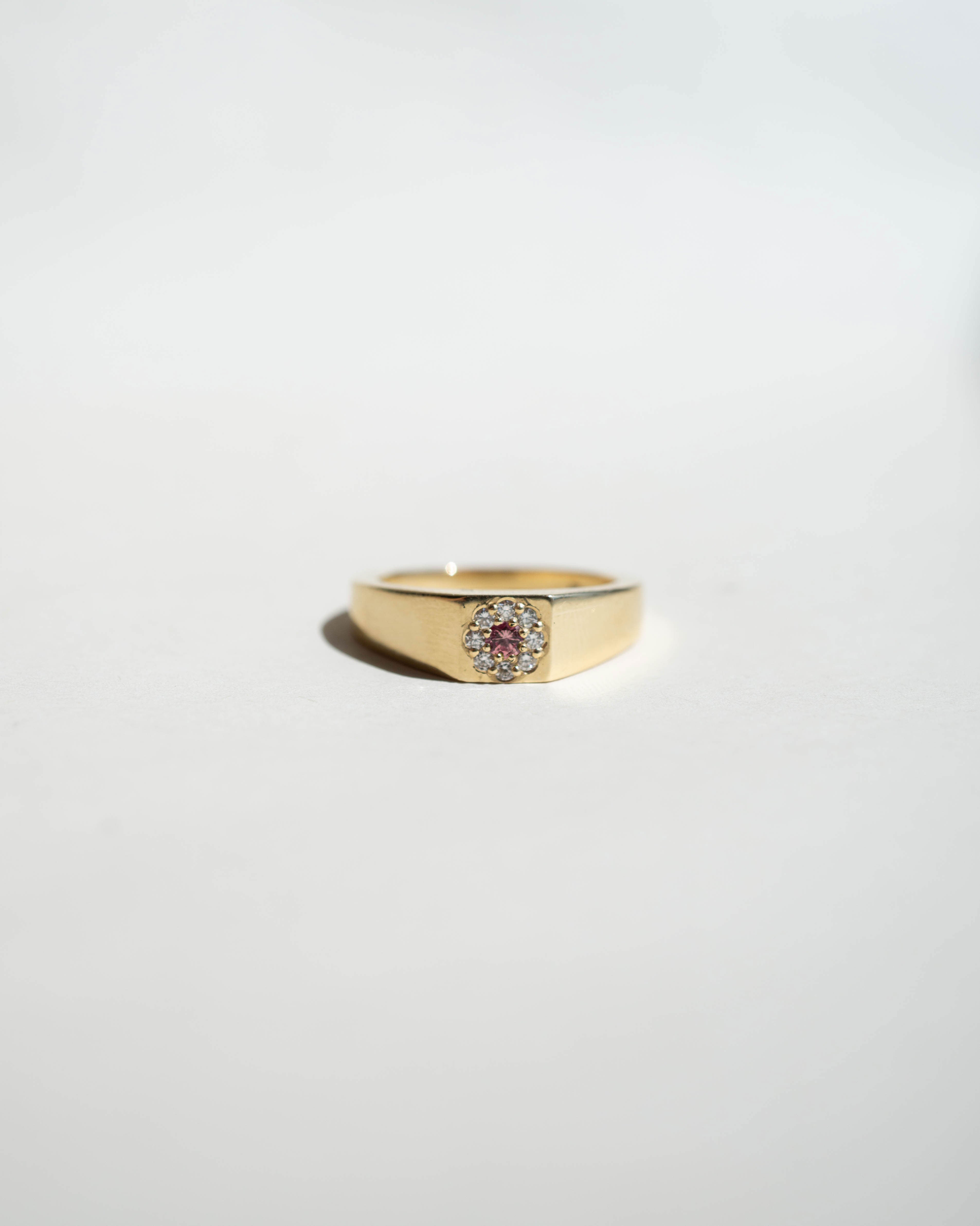 Bellis Signet Ring - Pink Sapphire - Foe & Dear