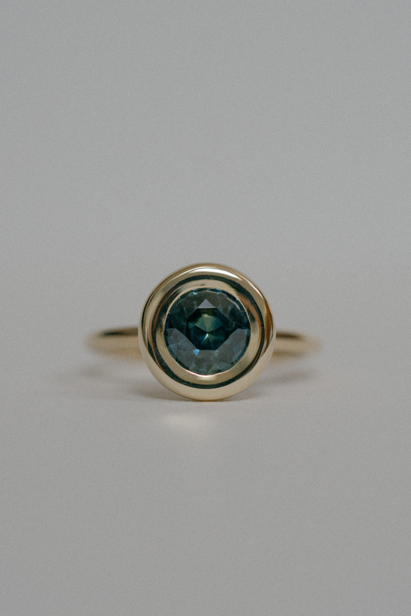Foe & Dear | Pele Ring - 1.72ct Teal-Green Round Brilliant-cut Sapphire *Ready-to-ship